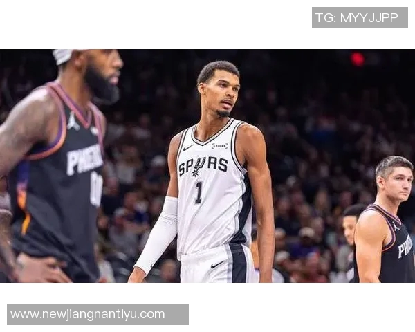 格雷森阿伦状态火热近三场场均24分助攻和抢断表现抢眼正负值高达19 格雷森阿伦状态火热近三场场均24分助攻和抢断表现抢眼正负值高达19