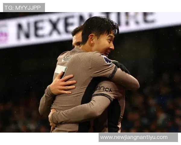 基恩与卡拉格在播客节目中巧遇撞衫引发笑料一脸懵的瞬间 基恩与卡拉格在播客节目中巧遇撞衫引发笑料一脸懵的瞬间